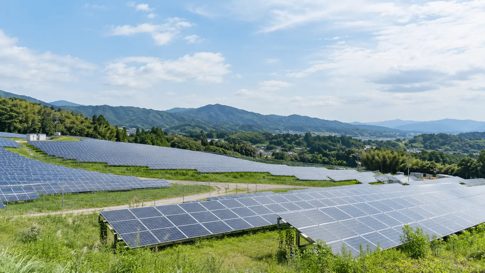 自然に囲まれた太陽光発電設備